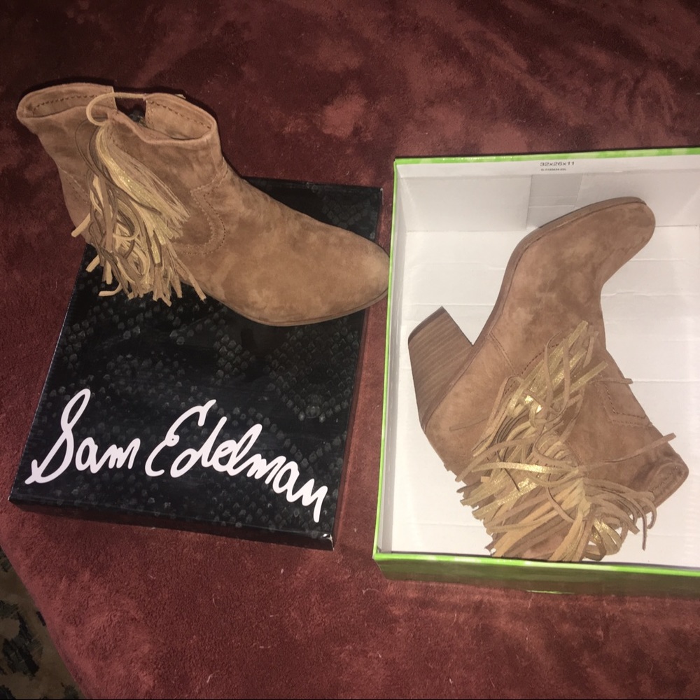 Suede short boots with fringe